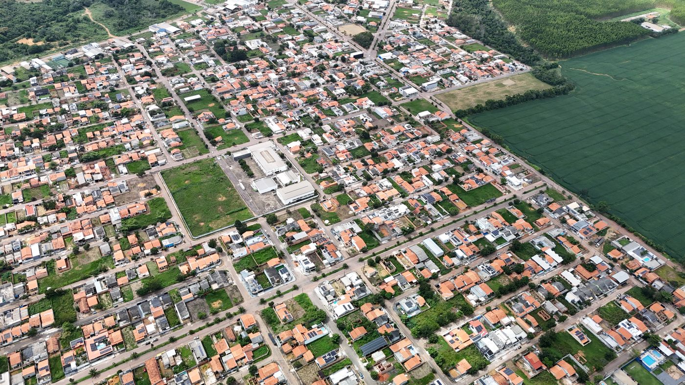 Vista de Taiobeiras, no Norte de Minas Gerais, com casas e ruas da cidade